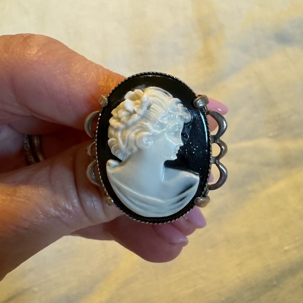 Cameo Ring (costume jewelry) size 7